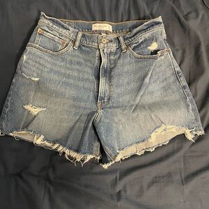 Abercrombie The 4 inch Mom Shorts. Curve love.